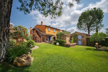 Foto Rustico a Gambassi Terme di 436 m² con 10 locali in vendita