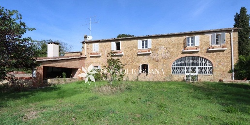 Foto Rustico a Trequanda Castelmuzio di 296 m² con 11 locali in vendita