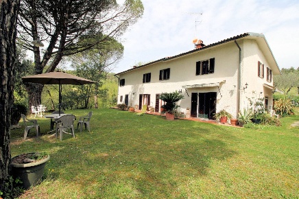 Foto Rustico a Monsummano Terme di 250 m² con 8 locali in vendita