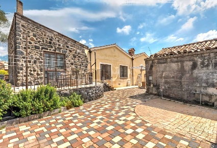 Foto Rustico in Via Cimitero Civita, Zafferana Etnea Centro di 312 m²