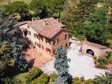 Foto Rustico a San Ginesio Centro di 560 m² con 19 locali in vendita