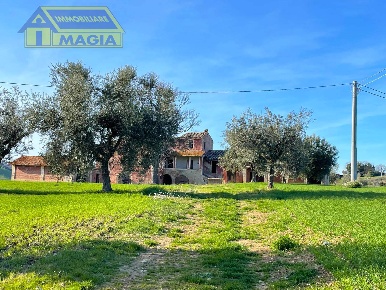 Foto Rustico a Corropoli di 470 m² con 15 locali in vendita