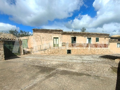 Foto Rustico in Contrada Guardiola, Scicli di 120 m² con 6 locali