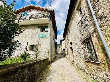 Foto Rustico in Via Tembien, Bardineto di 250 m² con 6 locali in vendita