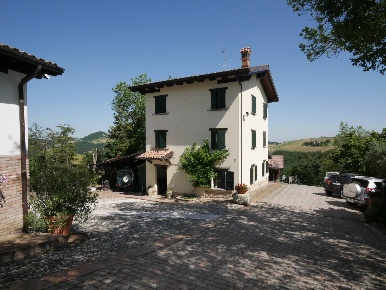 Foto Rustico in Via Giardini Nord, Serramazzoni di 430 m² con 8 locali