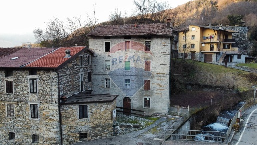 Foto Rustico a Bienno Prestine di 300 m² con 8 locali in vendita