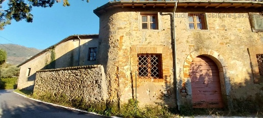 Foto Rustico in Via dello Stadio, Camaiore Camaiore Paese di 600 m²