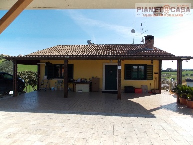 Foto Rustico in Contrada Sant'Egidio, Monsampolo del Tronto di 300 m²