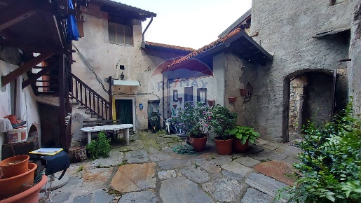 Foto Rustico in Località Aga, Casalzuigno di 150 m² con 6 locali in vendita