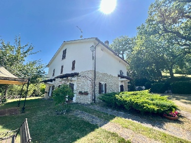 Foto Rustico in FRAZIONE TRINQUELLI, Genga di 400 m² con 9 locali