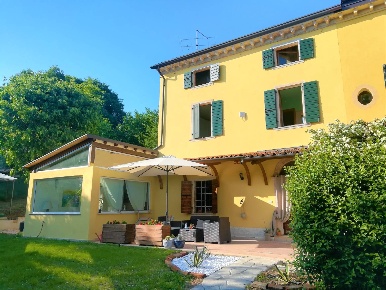 Foto Rustico a Peschiera del Garda di 375 m² con 5 locali in vendita