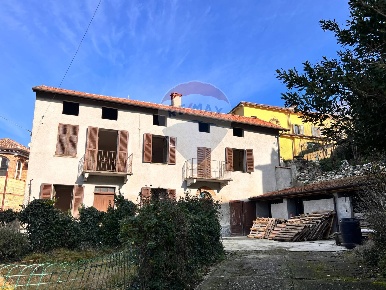 Foto Rustico a Cereseto Centro di 140 m² con 6 locali in vendita