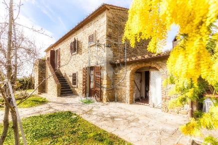 Foto Rustico in Via di Fortezza, Cortona Centro di 260 m² con 10 locali
