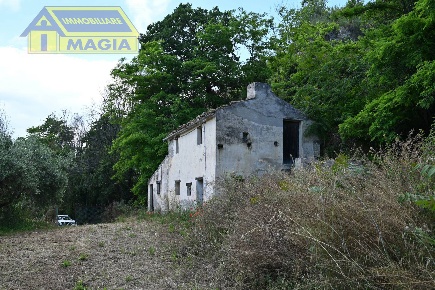 Foto Rustico a Montefiore dell'Aso di 350 m² con 5 locali in vendita