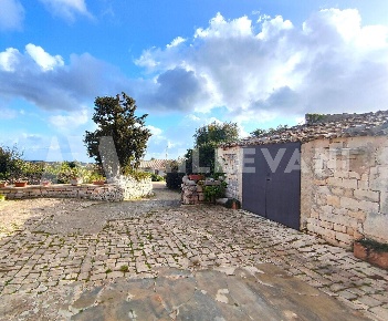 Foto Rustico a Scicli di 247 m² con 9 locali in vendita