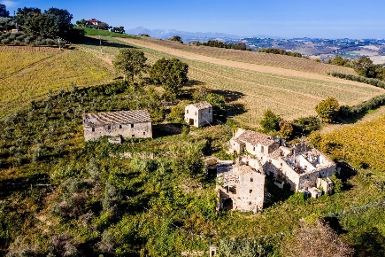 Foto Rustico in Contrada San Michele, Ripatransone di 1600 m² con 20 locali