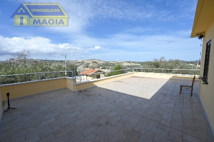 Foto Rustico a Appignano del Tronto di 200 m² con 8 locali in vendita