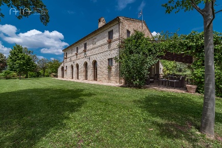 Foto Rustico in Località San Claudio, Corridonia di 450 m² con 12 locali