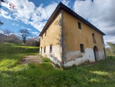 Foto Rustico in via Celle, Dicomano di 300 m² con 7 locali in vendita