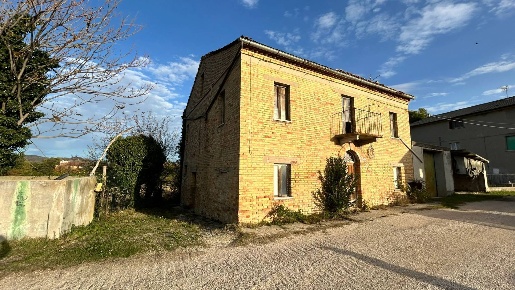 Foto Rustico in Contrada Pachierno, Castignano di 200 m² con 6 locali