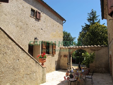 Foto Rustico a Colle di Val d'Elsa di 318 m² con 17 locali in vendita