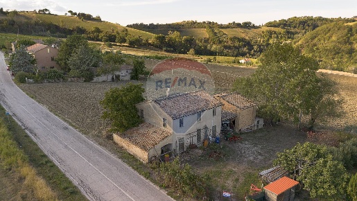 Foto Rustico in via fondiglie, Rosora di 180 m² con 6 locali in vendita