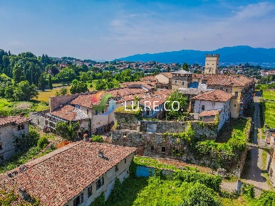 Foto Rustico in Via Crivelli, Inverigo Centro di 1150 m² con 16 locali