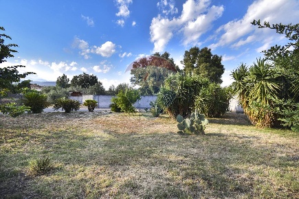 Foto Rustico in via torrente lavinaio, Viagrande Blandano di 484 m²