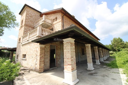 Foto Rustico in via piane di morro, Folignano di 1068 m² con 18 locali