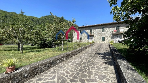 Foto Rustico a Piazza al Serchio Nicciano di 280 m² con 8 locali in vendita