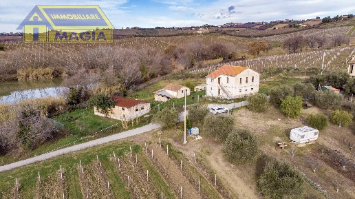 Foto Rustico a Monteprandone di 350 m² con 8 locali in vendita
