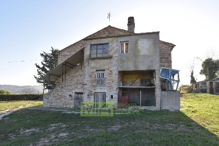Foto Rustico in Via Abbadia, Monterubbiano Centro di 170 m² con 5 locali