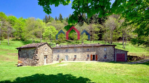 Foto Rustico a Abetone Cutigliano Melo di 395 m² con 10 locali in vendita