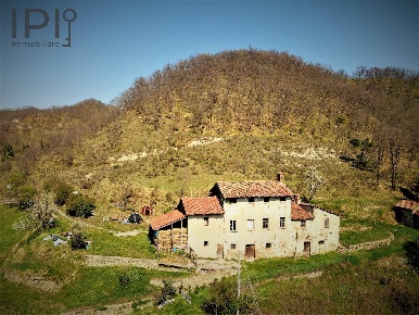 Foto Rustico in Ferrere, Cairo Montenotte Centro di 220 m² con 17 locali