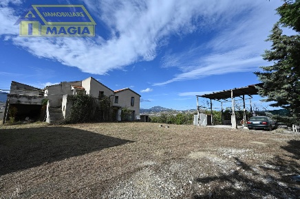 Foto Rustico a Ancarano di 400 m² con 10 locali in vendita