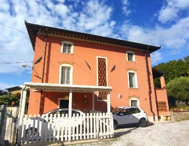 Foto Rustico in via acquarella, Camaiore Capezzano Pianore di 123 m²