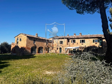 Foto Rustico a Siena Costalpino - Costafabbri di 650 m² con 30 locali