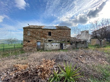 Foto Rustico a Monte Urano di 300 m² con 10 locali in vendita