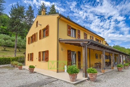 Foto Rustico in Contrada Fonte, Ponzano di Fermo di 400 m² con 10 locali