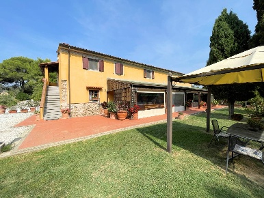 Foto Rustico a Vecchiano Filettole di 500 m² con 8 locali in vendita