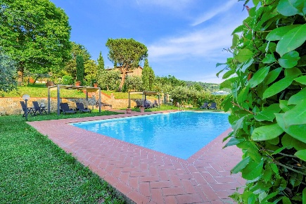 Foto Rustico a Reggello Centro di 334 m² con 14 locali in vendita