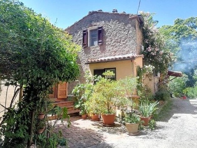 Foto Rustico a Roccastrada Sassofortino di 500 m² con 20 locali in vendita