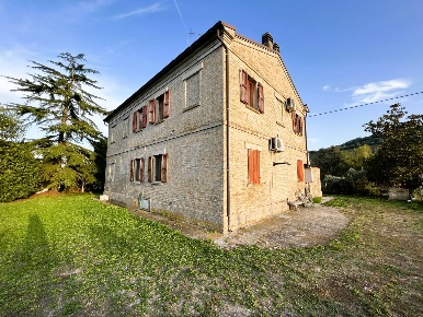Foto Rustico a Fermo di 250 m² con 10 locali in vendita