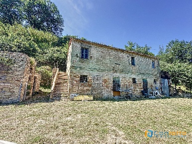 Foto Rustico a Ripatransone di 200 m² con 5 locali in vendita