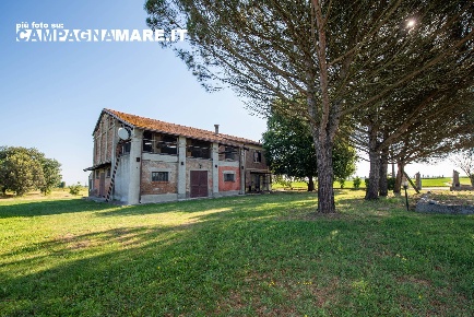 Foto Rustico in piazza unità, Jolanda di Savoia Centro di 270 m² in vendita