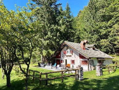 Foto Baita in Val Algone, Comano Terme di 200 m² con 8 locali in vendita