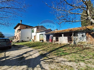 Foto Rustico in Loc. Macchie, Montefalco di 359 m² con 6 locali in vendita