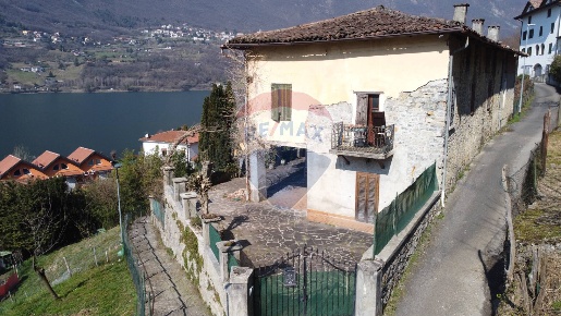 Foto Rustico a Endine Gaiano San Felice di 600 m² con 10 locali in vendita