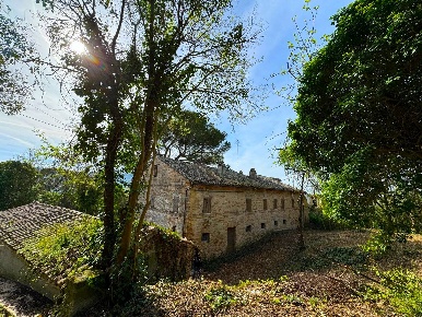 Foto Rustico a Sant'Elpidio a Mare di 400 m² con 10 locali in vendita