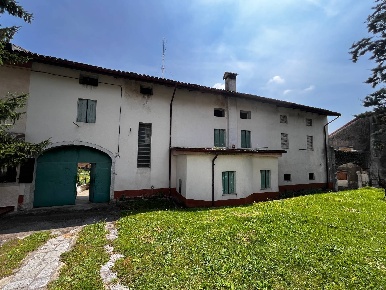 Foto Rustico in via Trieste, Aviano Aviano Castello di 132 m² con 7 locali